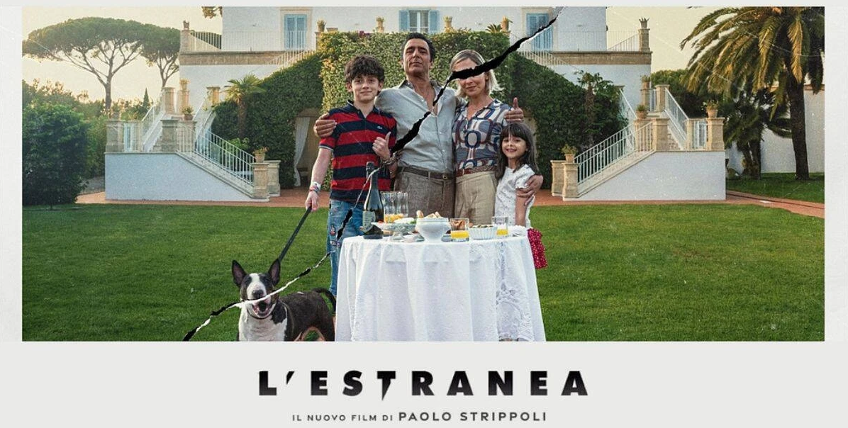 L\'estranea -In sala
